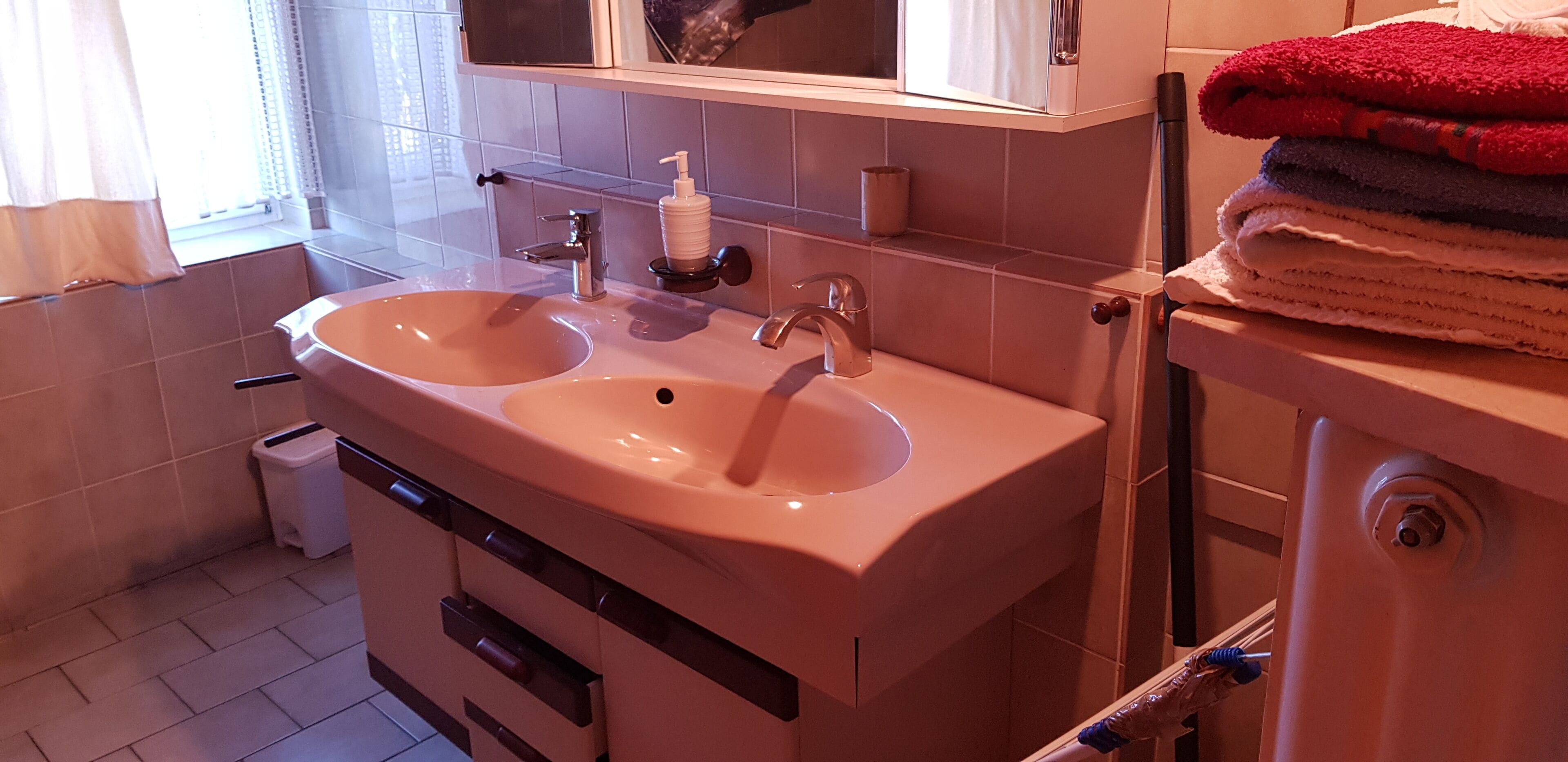 Chuveiro/banheira combinados, secador de cabelo, toalhas de banho 