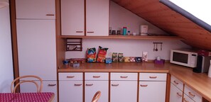 Frigorífic, microones, forn i placa de cuina 