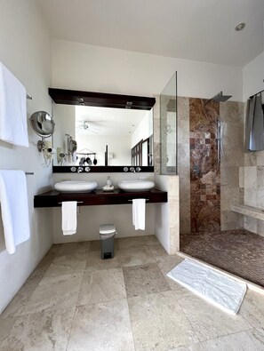 Shower, hair dryer, towels, soap - Adults only Resort in Tulum (Tulum)