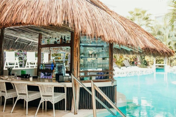 Bar en la piscina