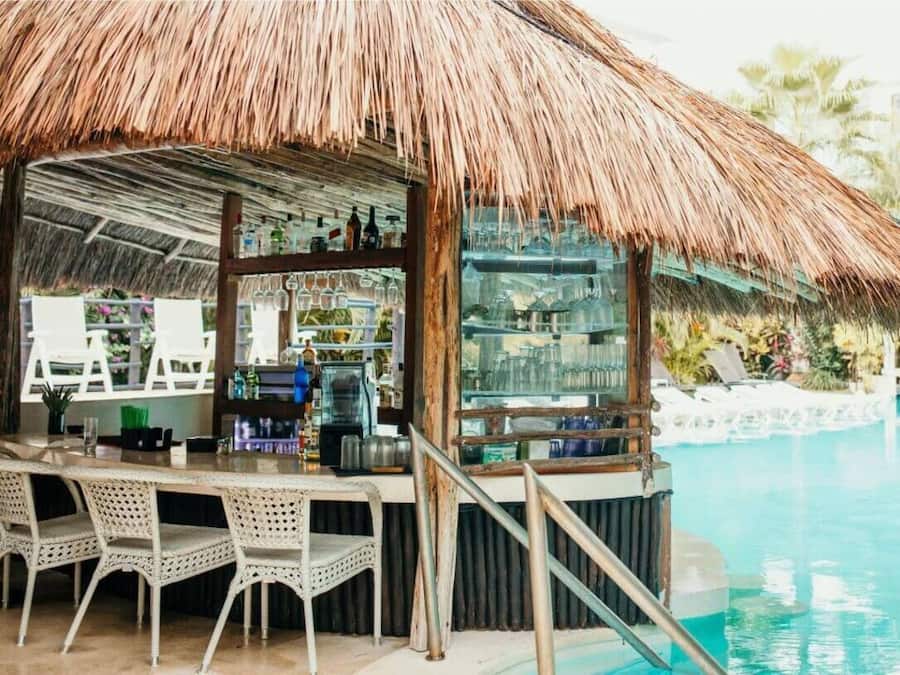 Bar en la piscina