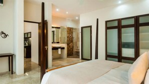 Ropa de cama hipoalergénica y caja de seguridad en la habitación 