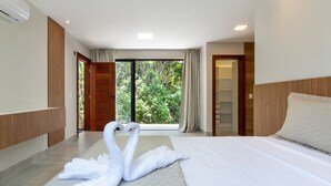 A hotel room with a bed, a large window, and a view of greenery. - Carpediem - Casa Luxuosa em Pipa (Tibau do Sul)