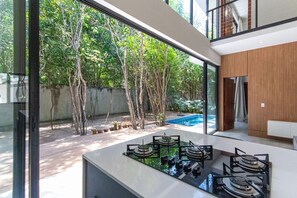 Geladeira, fogão, talheres/pratos/utensílios de cozinha