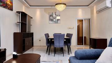 TV connectée, cheminée, jeux vidéo, livres