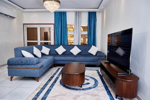 Smart-TV, Kamin, Videospiele, Bücher