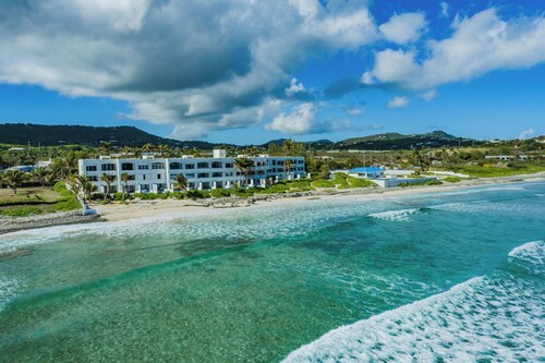 Renovated 2BD 2BA Pelican Cove Beachfront Condo