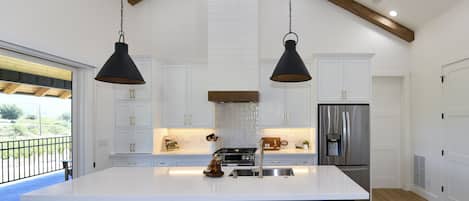 Frigorifero, microonde, forno, piano cottura