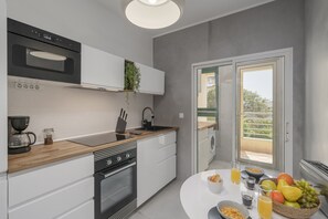 Een koelkast, een microgolfoven, een oven, een kookplaat