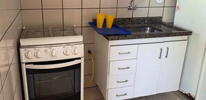 Apartamento | Cocina privada | Frigorífico, microondas, licuadora y utensilios de cocina