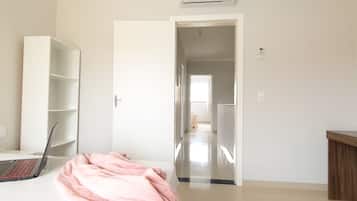 3 bedrooms, desk, free WiFi, bed sheets