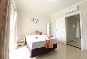 3 bedrooms, desk, free WiFi, bed sheets