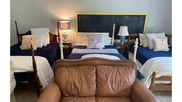 4 室のベッドルーム、デスク、WiFi (無料)、ベッドシーツ