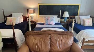 4 室のベッドルーム、デスク、WiFi (無料)、ベッドシーツ