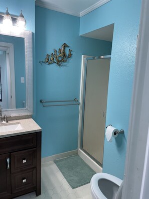 Combined shower/bathtub, towels, soap, shampoo