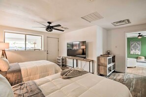 Enjoy a comfortable stay with two single beds, a flat-screen TV, and a ceiling fan for a pleasant atmosphere.