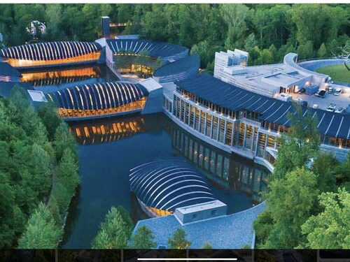 Cute & Cozy Downtown Cottage - Biking, Burgers, & Trails nearby