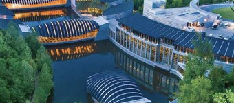 Cute & Cozy Downtown Cottage - Biking, Burgers, & Trails nearby