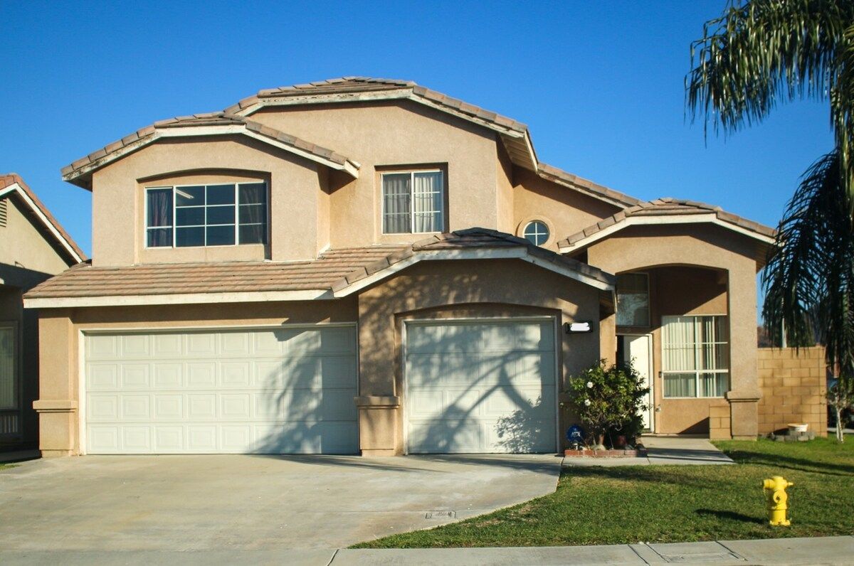 House exterior with large driveway to park cars 