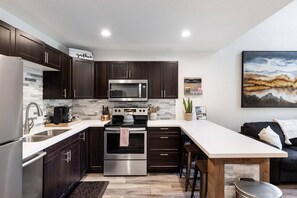 Réfrigérateur, four à micro-ondes, un four, surface de cuisson