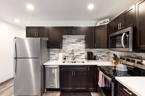 Frigorifero, microonde, forno, piano cottura