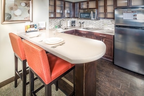 Jääkaappi, mikroaaltouuni, astianpesukone, leivänpaahdin