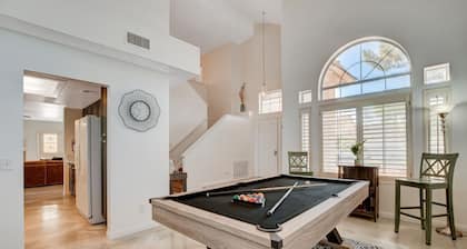 10 minutes to the Strip! Close to Airport with Pool Table