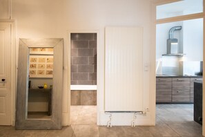 Badewanne, Haartrockner, Handtücher