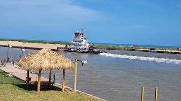 Ranta lähistöllä, rantapyyhkeitä