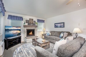 Smart TV, chimenea y videoteca 