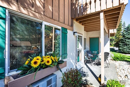 4 Beds, Walk to Downtown, Free Parking, Pet Friendly, Grnd Flr