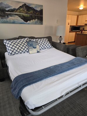 2 bedrooms, iron/ironing board, free WiFi, bed sheets - 4 Beds, Walk to Downtown, Free Parking, Pet Friendly, Grnd Flr (Leavenworth)