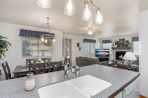✓ Sleeps 7 ✓ Pet Friendly ✓ Walk to Town ✓ Coaster ✓ Ground Floor
