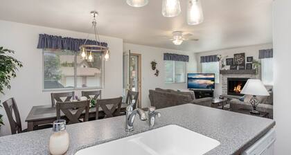 ✓ Sleeps 7 ✓ Pet Friendly ✓ Walk to Town ✓ Coaster ✓ Ground Floor