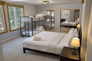 3 slaapkamers, een strijkplank/strijkijzer, reisbedje, gratis wifi