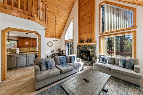 Trout Creek Cabin: Game Room with Pool and Foosball Tables, Walk to Pools and Hot Tub