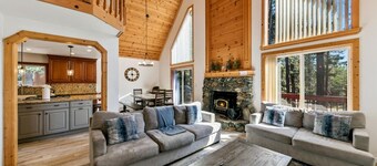 Trout Creek Cabin: Game Room with Pool and Foosball Tables, Walk to Pools and Hot Tub