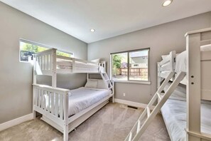 4 Schlafzimmer, Schreibtisch, Bügeleisen/Bügelbrett, Reisekinderbett