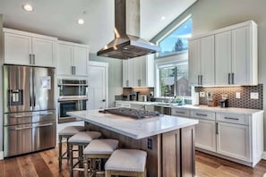 Fridge, microwave, oven, stovetop - Mountain Base Camp:Hot Tub, Air Conditioning, Pets (South Lake Tahoe)
