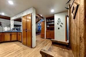 Interior - SkiView Lodge: Pool Table, Bunk Beds, 3 Suites, Near Trout Creek Rec (Truckee)