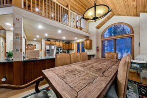 Dining - SkiView Lodge: Pool Table, Bunk Beds, 3 Suites, Near Trout Creek Rec (Truckee)