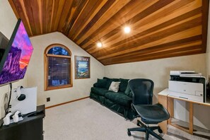 Smart TV, fireplace, video games, DVD player - Ski View Tahoe: 9 beds, Game Room, Wood Fireplace (Truckee)