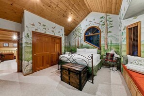 4 habitaciones, escritorio y tabla de planchar con plancha 