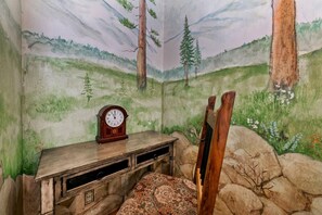 Interior - SkiView Lodge: Pool Table, Bunk Beds, 3 Suites, Near Trout Creek Rec (Truckee)