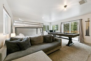 5 Schlafzimmer, Bügeleisen/Bügelbrett, Reisekinderbett, kostenloses WLAN