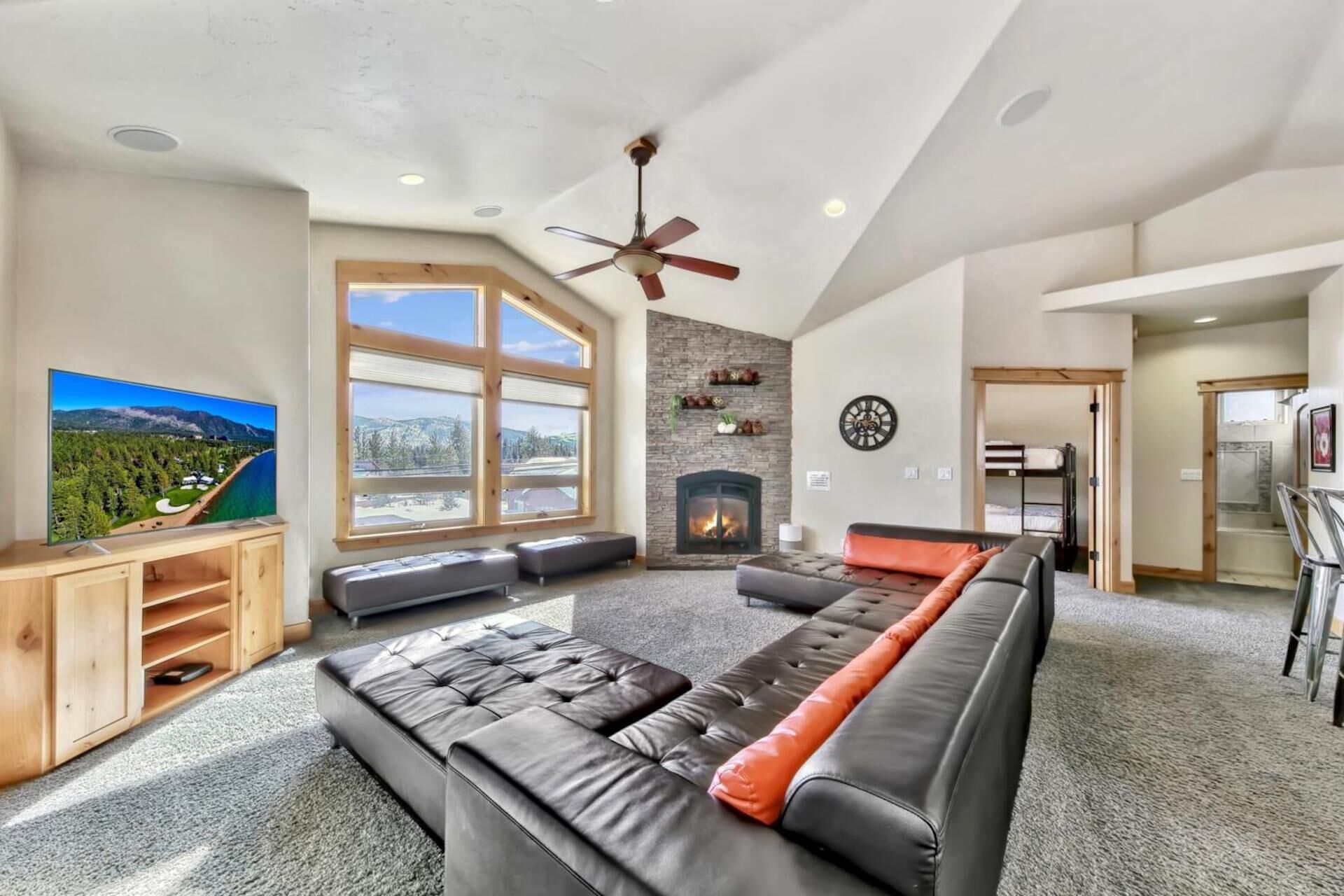 TV connectée, cheminée, lecteur de DVD