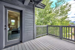 Terrace/patio - Tahoe Mountain Retreat: A/C, Hot Tub, Dog Friendly (South Lake Tahoe)