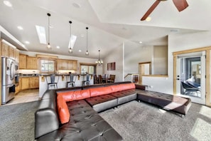 Smart TV, fireplace, offices - Tahoe Mountain Retreat: A/C, Hot Tub, Dog Friendly (South Lake Tahoe)