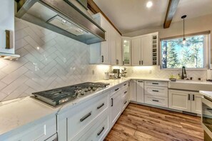 Fridge, microwave, oven, stovetop - PeakView Tahoe:Hot Tub, New Luxury, Game Room, A/C (South Lake Tahoe)