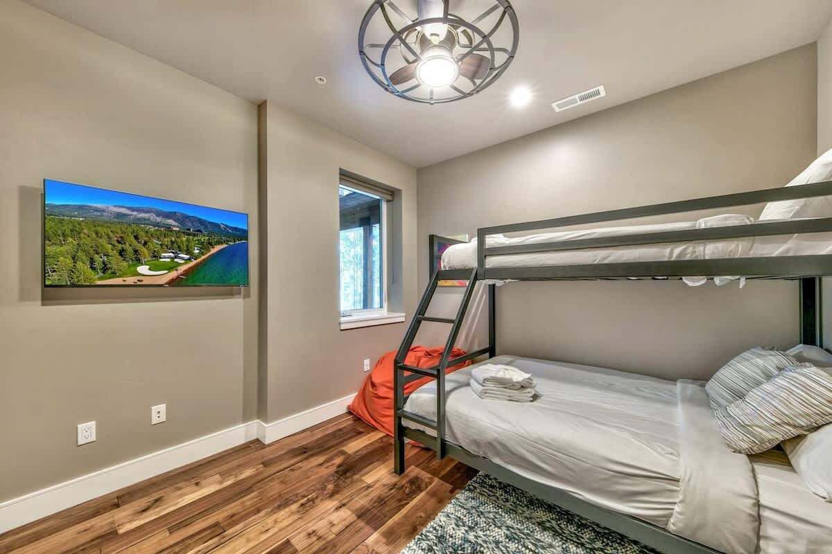 6 bedrooms, desk, iron/ironing board, free WiFi